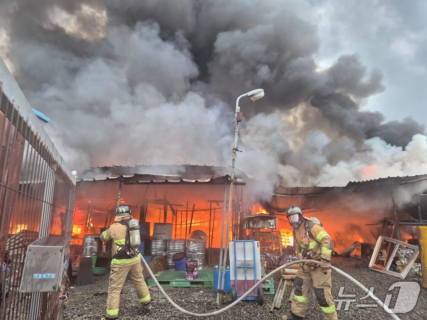 본문 이미지 - 9일 오전 6시 58분쯤 경북 영천시 금호읍 냉천리 건재 상가에서 화재가 발생해 소방관이 진화작업을 하고 있다. (경북소방 제공. 재판매 및 DB금지)/뉴스1