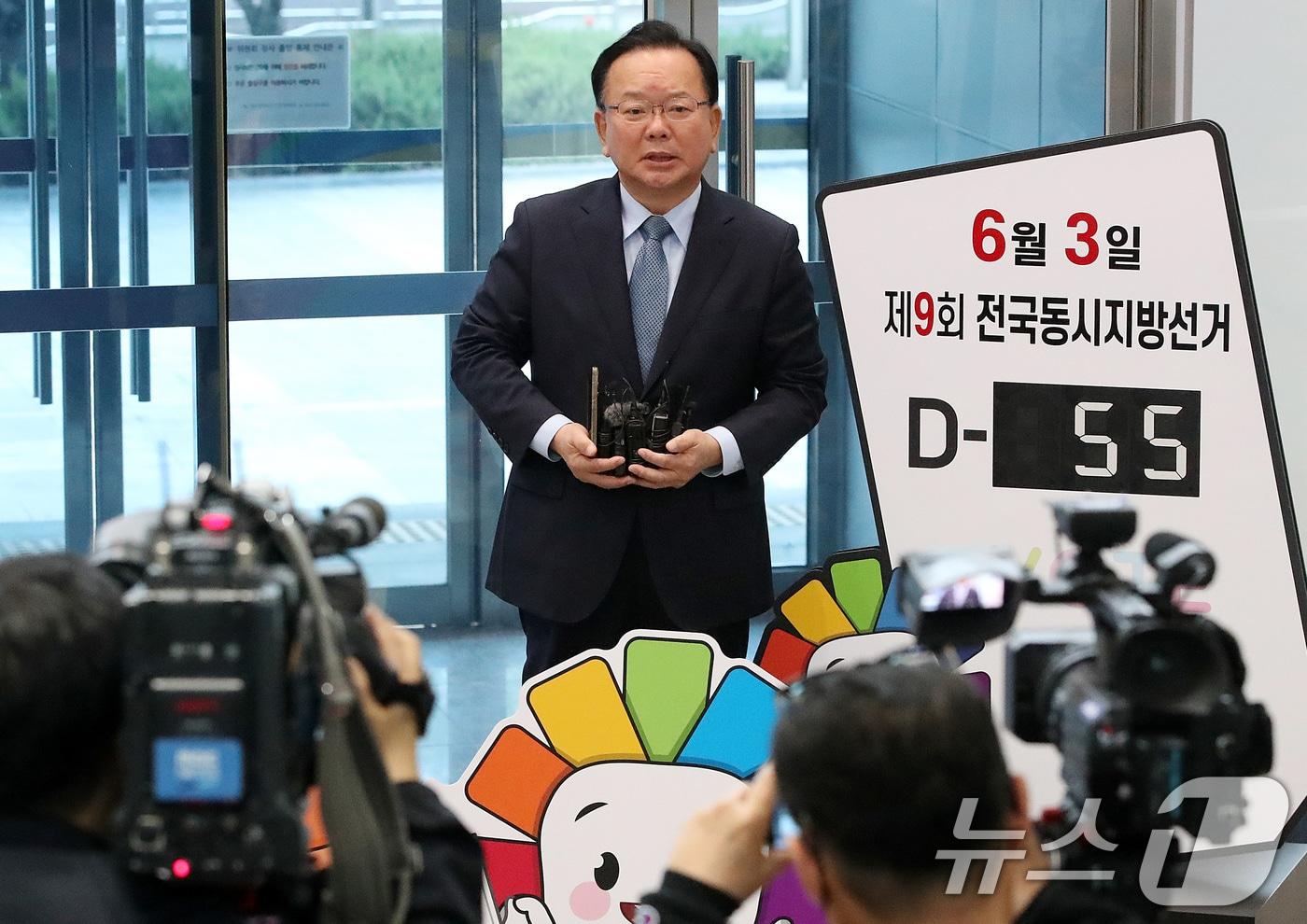 본문 이미지 - 6·3 지방선거 더불어민주당 대구시장 후보로 출마하는 김부겸 전 국무총리가 9일 오전 대구시선거관리위원회를 찾아 예비후보 등록을 마친 뒤 취재진 질문에 답하고 있다. 2026.4.9 ⓒ 뉴스1 공정식 기자