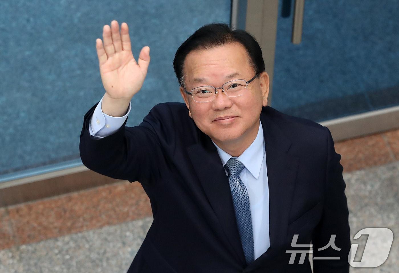 본문 이미지 - 6·3 지방선거 더불어민주당 대구시장 후보로 출마하는 김부겸 전 국무총리가 9일 오전 대구시선거관리위원회를 찾아 예비후보 등록을 마친 뒤 손을 흔들고 있다. 2026.4.9 ⓒ 뉴스1 공정식 기자