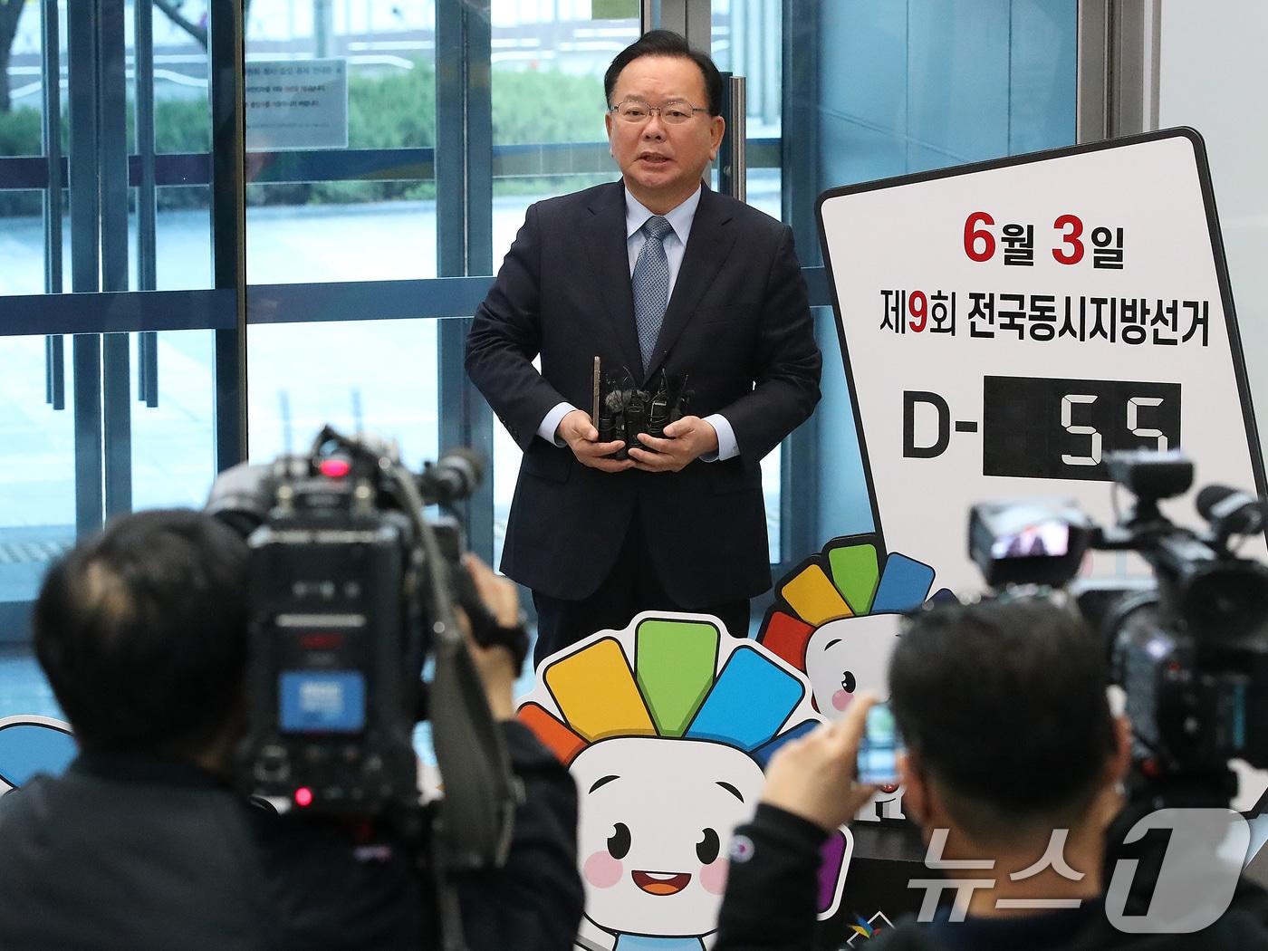 본문 이미지 - 6·3 지방선거 더불어민주당 대구시장 후보로 출마하는 김부겸 전 국무총리가 9일 오전 대구시선거관리위원회를 찾아 예비후보 등록을 마친 뒤 취재진 질문에 답하고 있다. 2026.4.9 ⓒ 뉴스1 공정식 기자