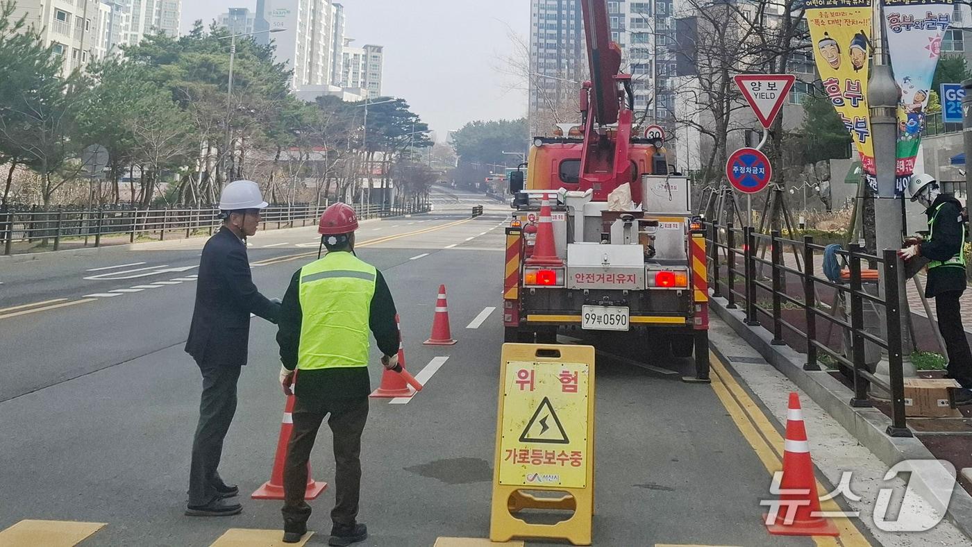 본문 이미지 - 지난 8일 관내 가로등 보수 현장에서 진행된 위험성 평가 현장 모습(서산시 제공. 재판매 및 DB금지)2026.4.9/뉴스1