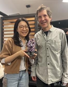 본문 이미지 - KAIST 이규리 교수(왼쪽)와 노벨 화학상 수상자 데이비드 베이커 교수(KAIST 제공) /뉴스1