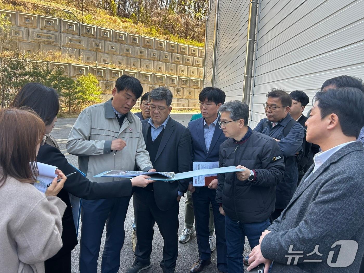 본문 이미지 - 용인시 처인구 관계자 등이 용인테크노밸리 일반산업단지 내 녹지 옹벽을 점검하고 있는 모습.(용인시 제공)