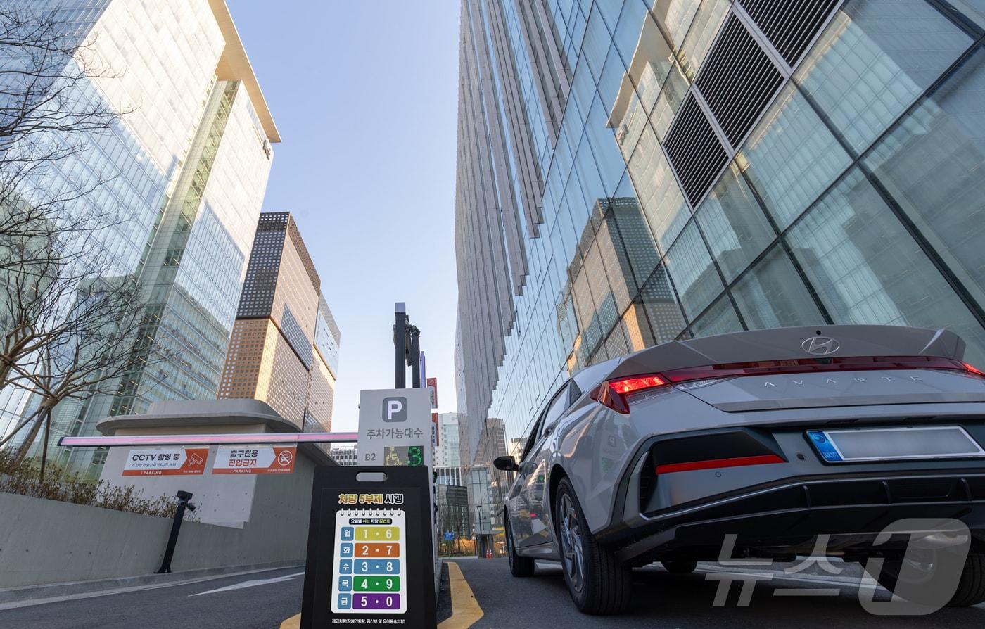 본문 이미지 - KT가 정부의 자원 안보 위기 대응 정책에 적극 동참하고 전사적인 에너지 절감 문화 확산을 위해 전국 318개 사옥을 대상으로 차량 5부제를 확대 시행한다고 9일 밝혔다. 사진은 KT광화문빌딩 웨스트 사옥 주차장 모습. (KT 제공. 재판매 및 DB 금지) 2026.4.9 ⓒ 뉴스1