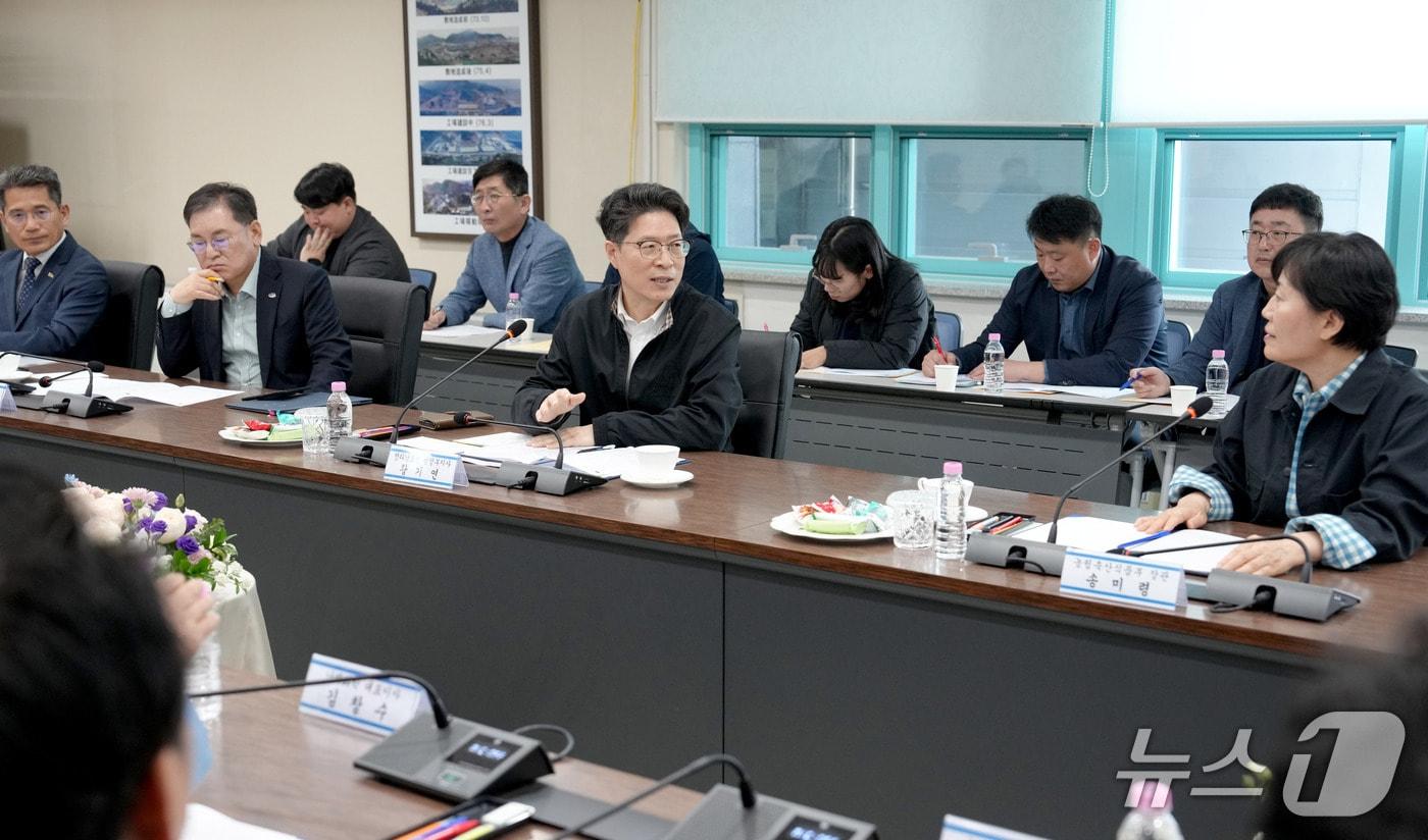 본문 이미지 - 송미령 농림축산식품부 장관, 남해화학 비료 수급상황 점검.(전남도 제공. 재판매 및 DB금지) 2026.4.9/뉴스1