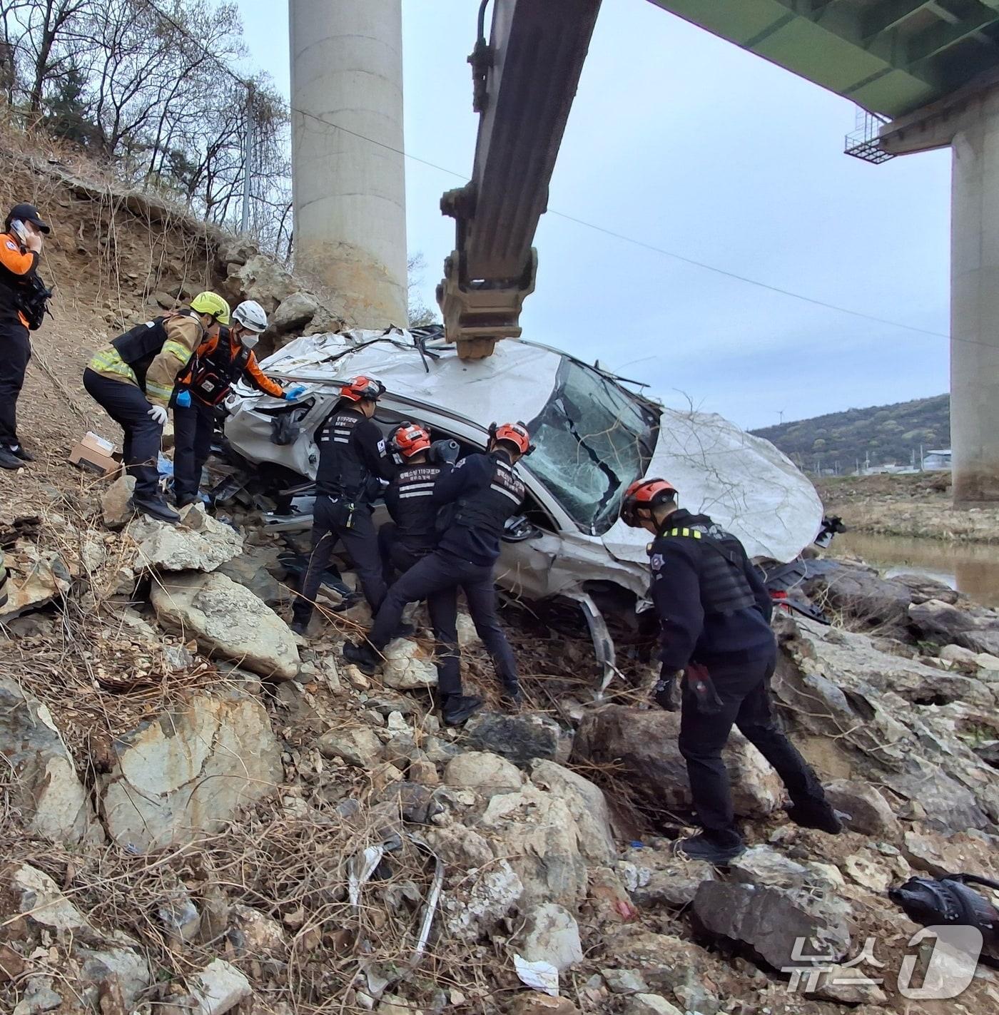 본문 이미지 - 9일 오전 6시 24분쯤 경북 경주시 강동면 왕신리 20번 국도에서 SUV가 30m 다리 아래로 추락했다. (경북소방본부 제공, 재판매 및 DB금지) 2026.4.9/뉴스1 