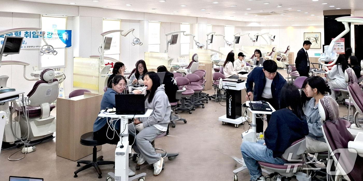 본문 이미지 -  포항대가 치위생학과 학생들의 취업 역량 강화를 위해 '3D 스캐너 실무 특강'을 진행하고 있다.(포항대 제공, 재판매 및 DB금지) 2026.4.9/뉴스1