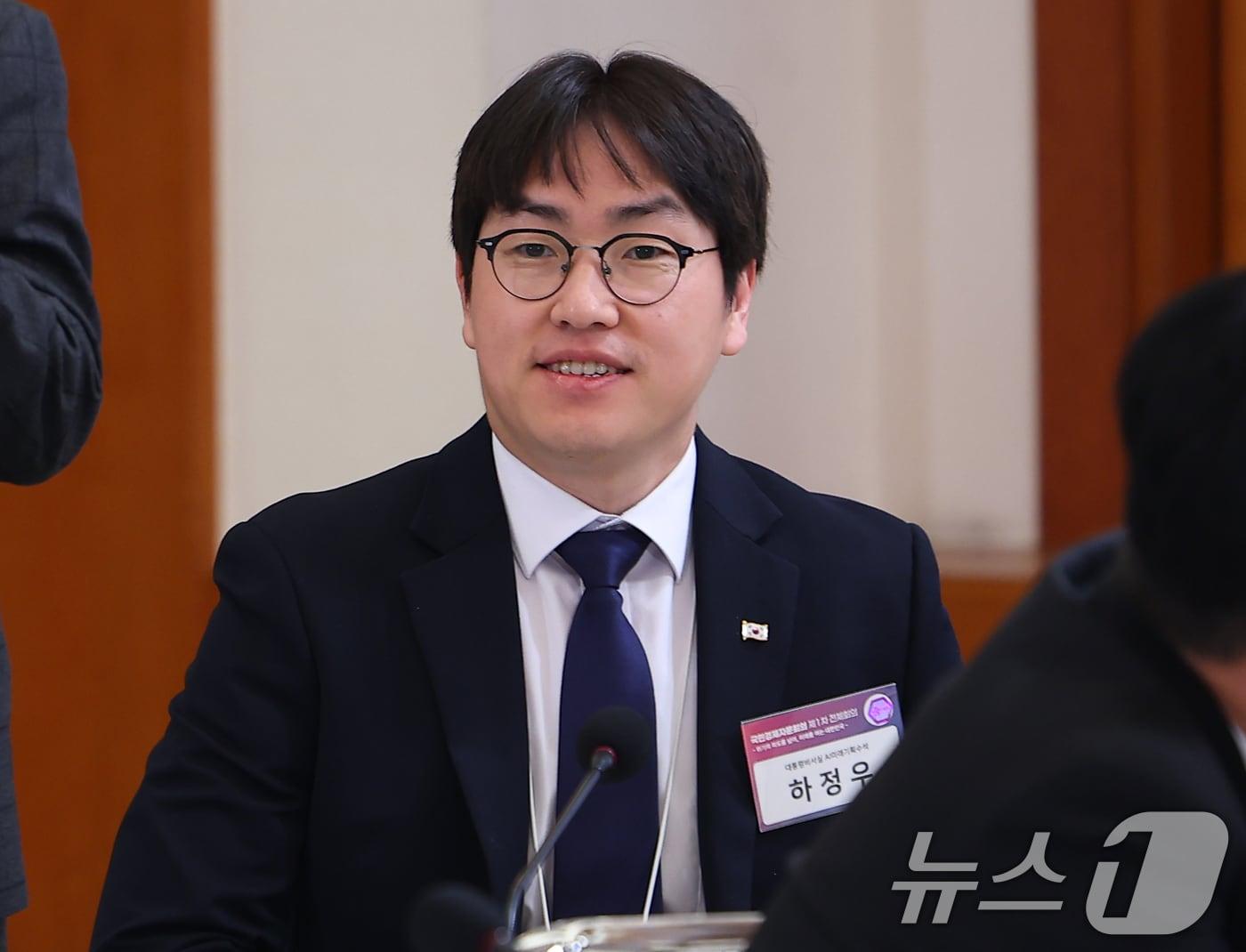 본문 이미지 - 하정우 AI미래기획수석이 9일 청와대에서 열린 국민경제자문회의 제1차 전체 회의에 참석해 있다. (청와대통신사진기자단) 2026.4.9 ⓒ 뉴스1 이재명 기자