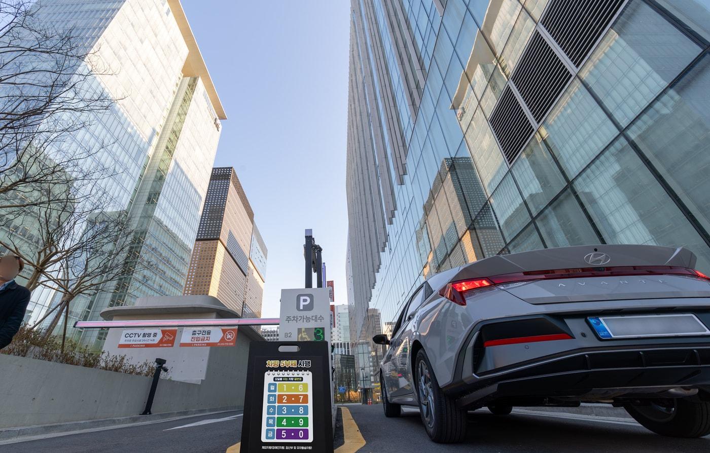 본문 이미지 - KT가 정부의 자원 안보 위기 대응 정책에 적극 동참하고 전사적인 에너지 절감 문화 확산을 위해 전국 318개 사옥을 대상으로 차량 5부제를 확대 시행한다.(KT 제공)