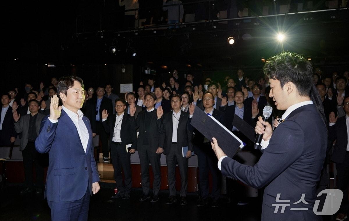 본문 이미지 - KB손해보험 구본욱 사장을 비롯한 임원 및 부서장 소비자서비스헌장 선포식 진행/사진제공=KB손해보험