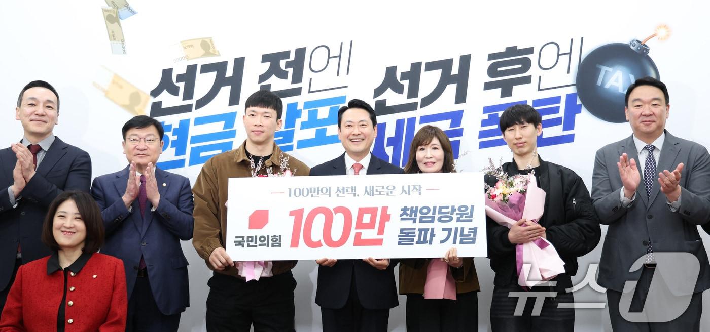 본문 이미지 - 장동혁 국민의힘 대표가 9일 서울 여의도 국회에서 열린 국민의힘 100만 책임당원 돌파 기념식에서 책임당원들과 기념 촬영을 하고 있다. 2026.4.9 ⓒ 뉴스1 신웅수 기자