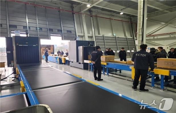 본문 이미지 - 군산항 특송화물 통관장.(군산시 제공. 재판매 및 DB금지)