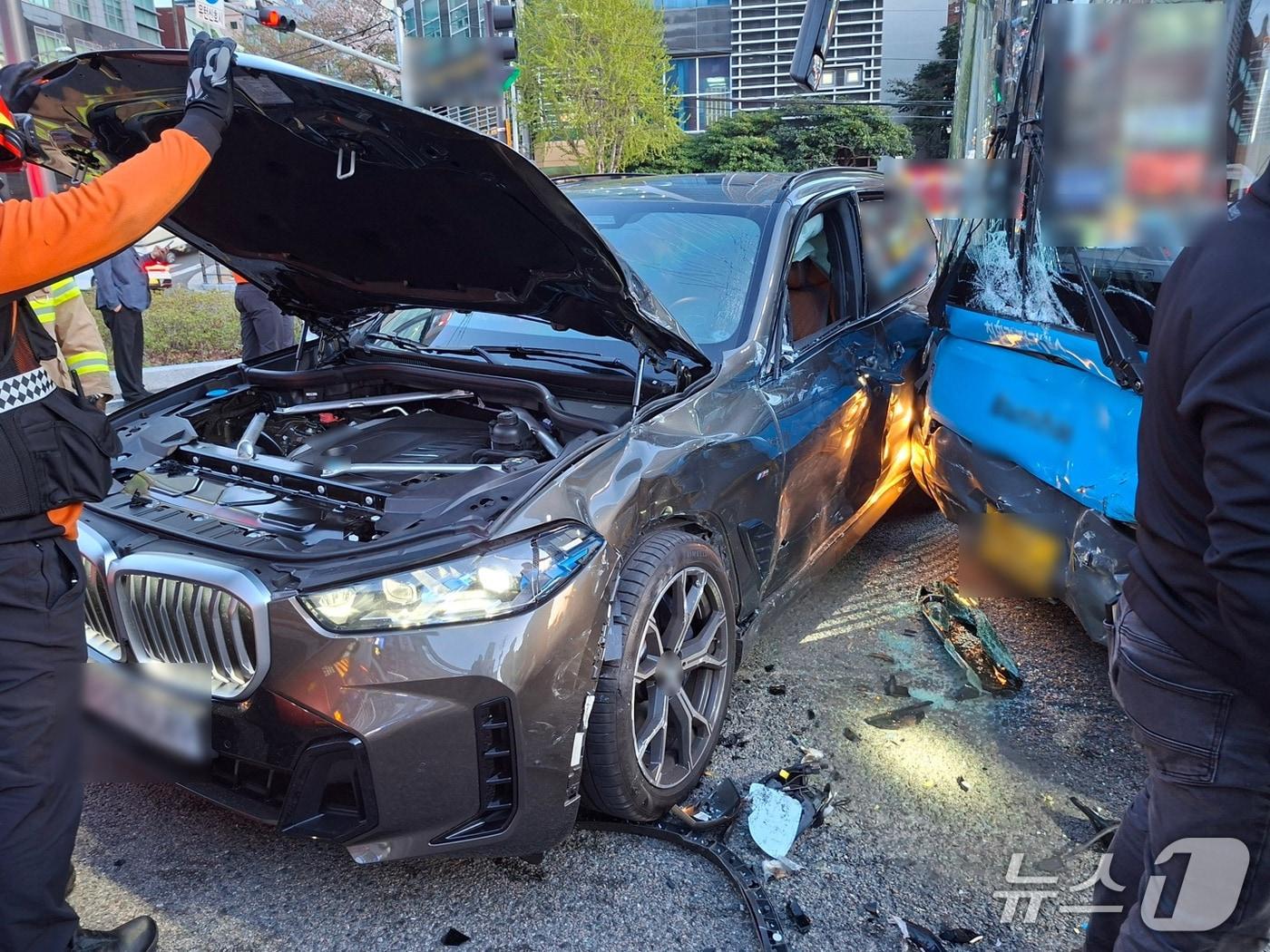 본문 이미지 - 사상구 가야대로 냉정역 인근 교통사고 현장을 경찰 인력과 소방 대원이 현장을 수습하고 있다.(부산경찰청 제공. 재판매 및 DB금지)