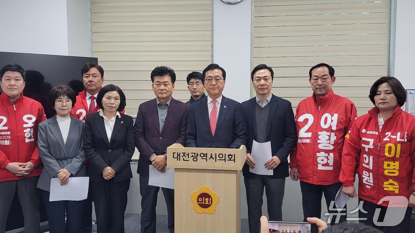 본문 이미지 - 조원휘 대전시의장 등 국민의힘 유성지역 출마 예정자들이 9일 오전 시의회 기자실에서 '신계룡-북천안 송전선로' 건설사업 중단을 촉구하는 회견을 하고 있다. (박종명 기자) / 뉴스1