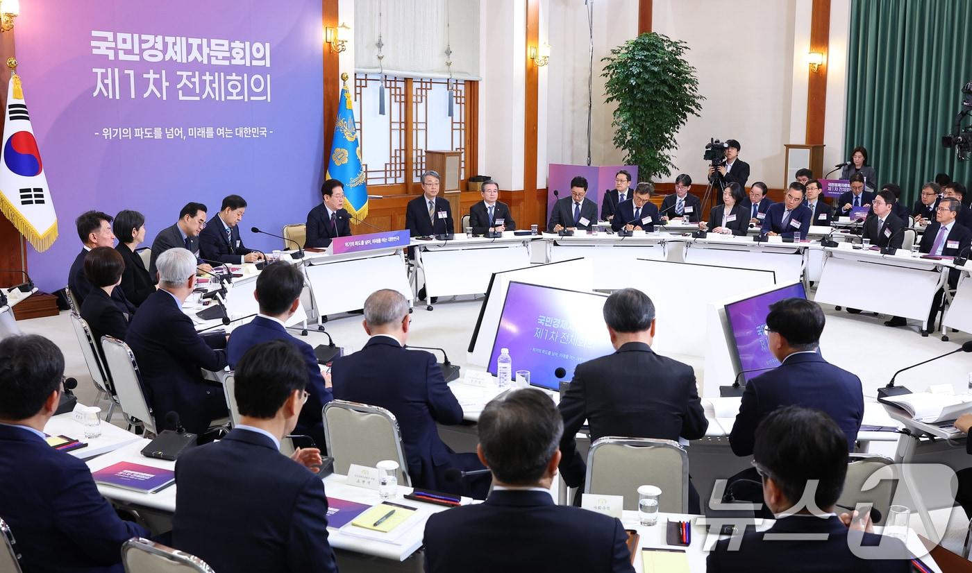 본문 이미지 - 이재명 대통령이 9일 청와대에서 열린 국민경제자문회의 제1차 전체회의에서 발언하고 있다. (청와대통신사진기자단) 2026.4.9 ⓒ 뉴스1 이재명 기자