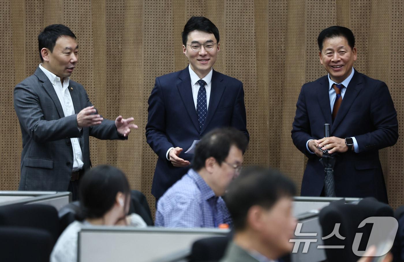 본문 이미지 - 김남국 전 의원이 9일 서울 여의도 국회에서 안산갑 국회의원 보궐선거 출마선언 기자회견을 하기에 앞서 김용민 의원과 대화를 나누고 있다. 2026.4.9 ⓒ 뉴스1 김도우 기자