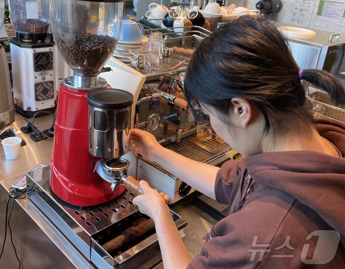 본문 이미지 - 경북 영양군은 농어촌 기본소득 지원금을 활용해 주민들이 커피 전문 교육을 받는 지역 순환경제 사례를 소개했다. /뉴스1