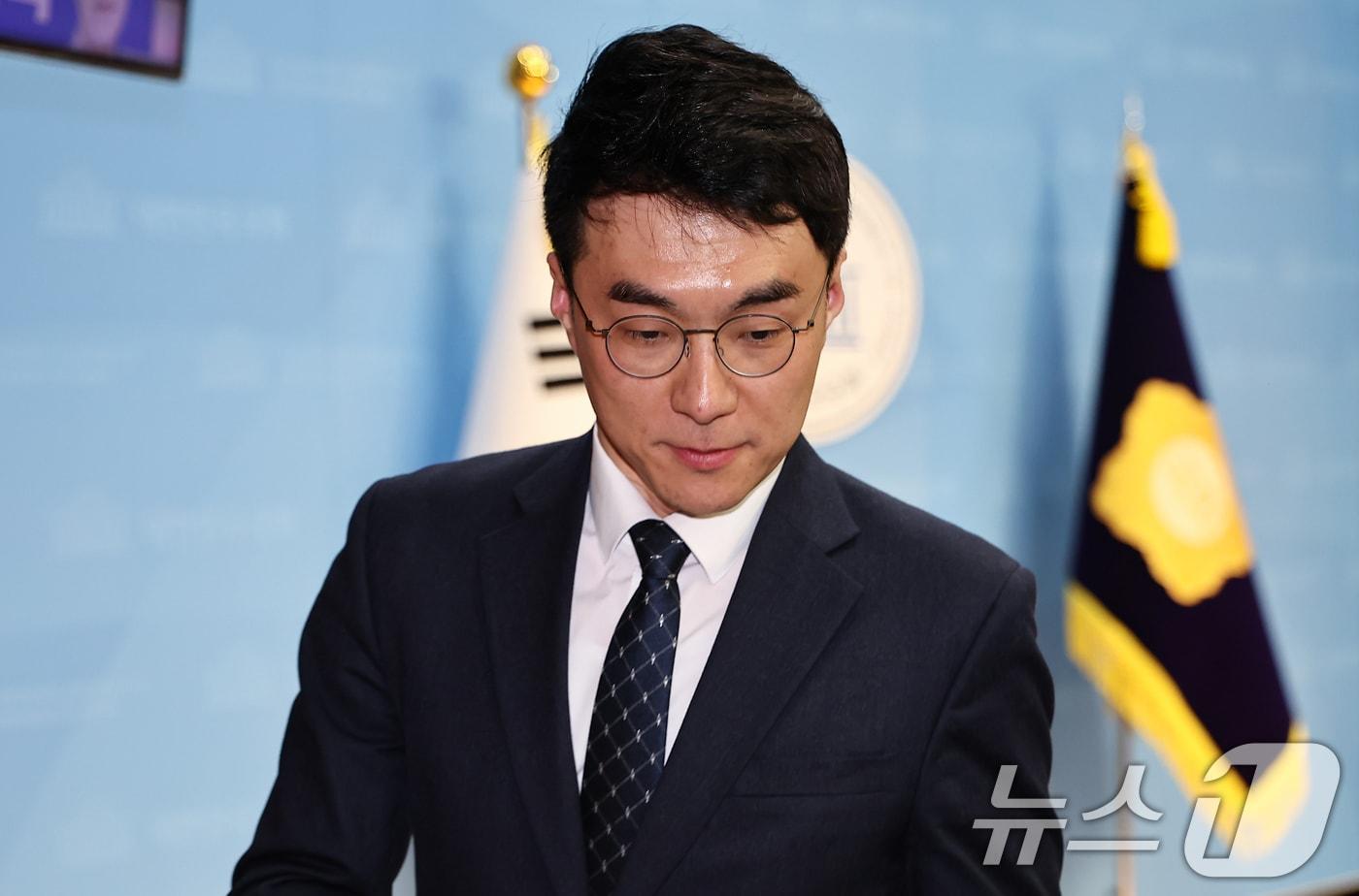 본문 이미지 - 김남국 전 의원이 9일 서울 여의도 국회에서 안산갑 국회의원 보궐선거 출마선언 기자회견 후 회견장을 나서고 있다. 2026.4.9 ⓒ 뉴스1 김도우 기자