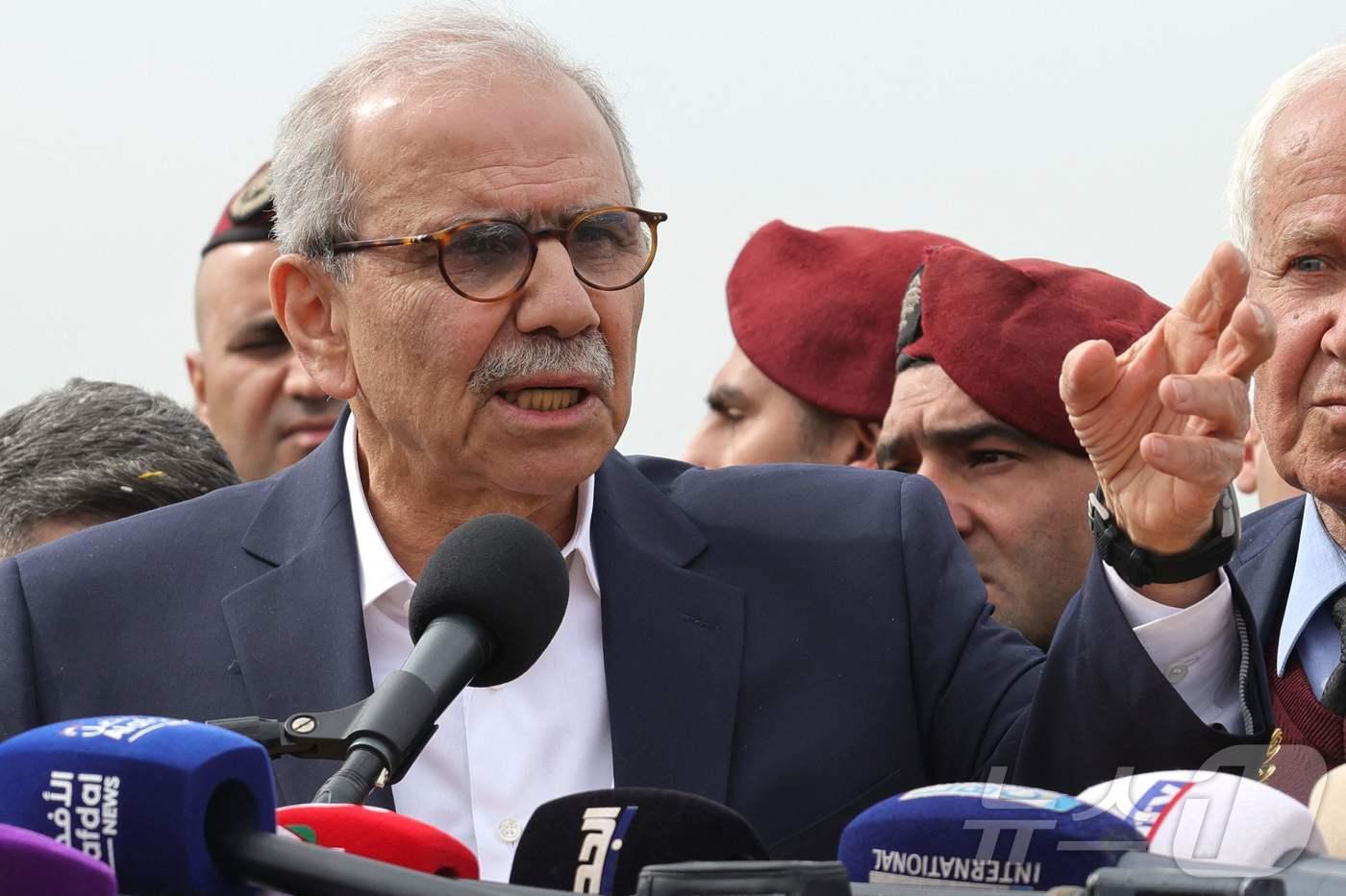 본문 이미지 - 나와프 살람 레바논 총리가 2월 8일(현지시간) 심각한 피해를 본 이스라엘 국경 근처 카파르 쇼파를 방문하고 있다. 2026.2.8 ⓒ AFP=뉴스1