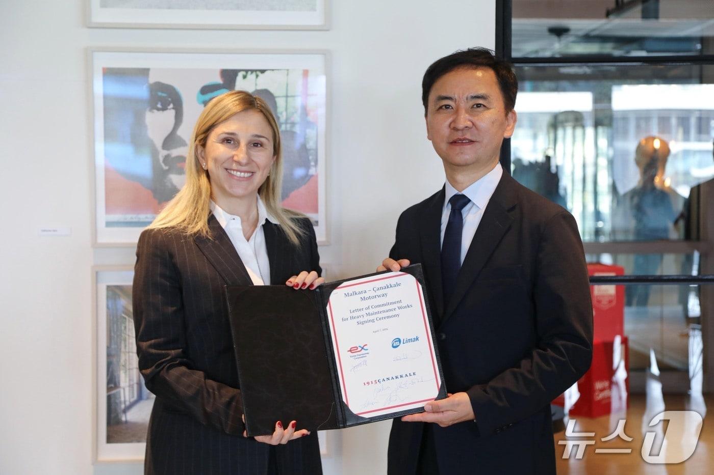 본문 이미지 - 권봉경 한국도로공사 해외사업처장(오른쪽)과 에브루 외즈데미르 리막 회장(왼쪽)이 협약식 후 기념 촬영을 하고 있다..(도로공사 제공) 