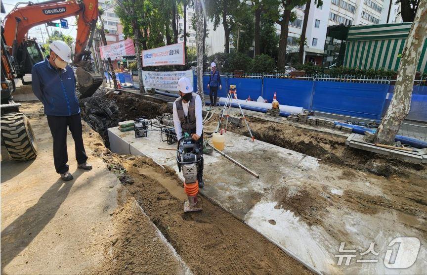 본문 이미지 - 문래동 경인로 77길 일대 하수관로 정비공사 현장.(영등포구 제공)