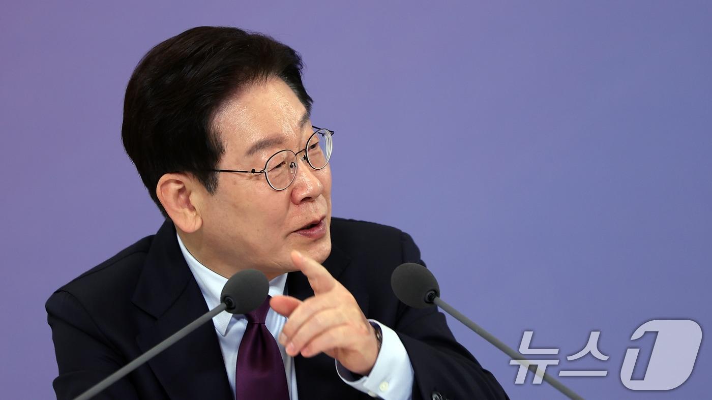 본문 이미지 - 이재명 대통령이 9일 청와대에서 열린 국민경제자문회의 제1차 전체회의에서 발언하고 있다. (청와대통신사진기자단) 2026.4.9 ⓒ 뉴스1 이재명 기자