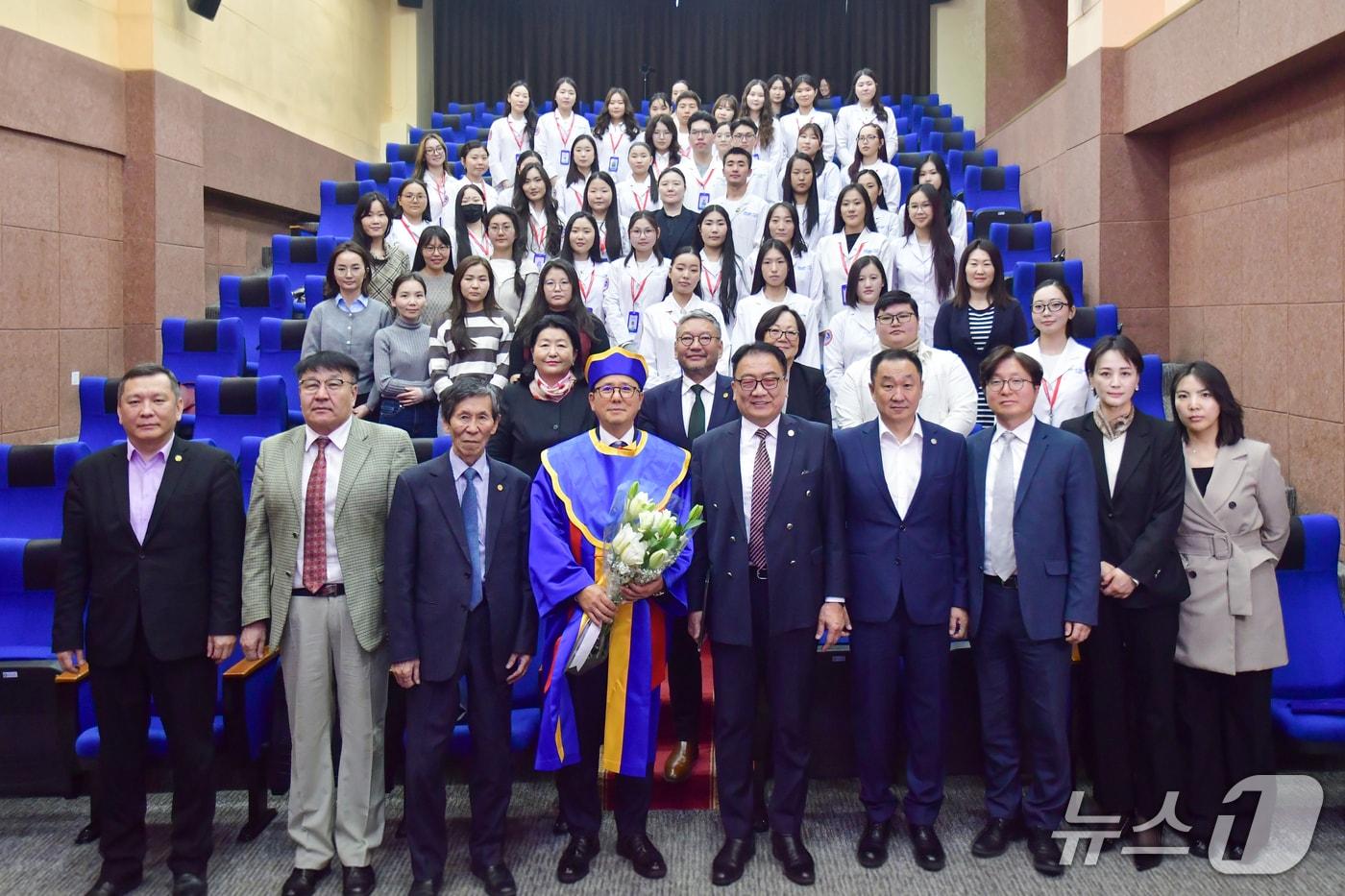 본문 이미지 - 이경률 SCL그룹 회장이 몽골 과학아카데미로부터 명예박사 학위를 받았다.(SCL그룹 제공)