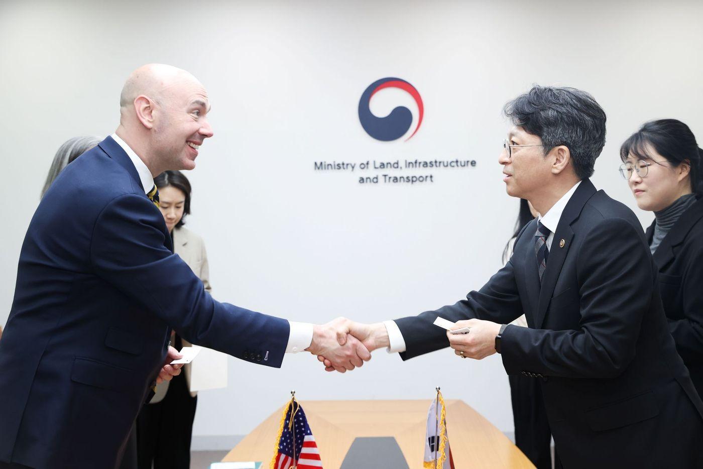 본문 이미지 - 홍지선 국토부 2차관(오른쪽)이 9일 조나단 모리슨 미국 도로교통안전청장과 면담을 하고 있다.(국토교통부 제공)뉴스1ⓒ news1