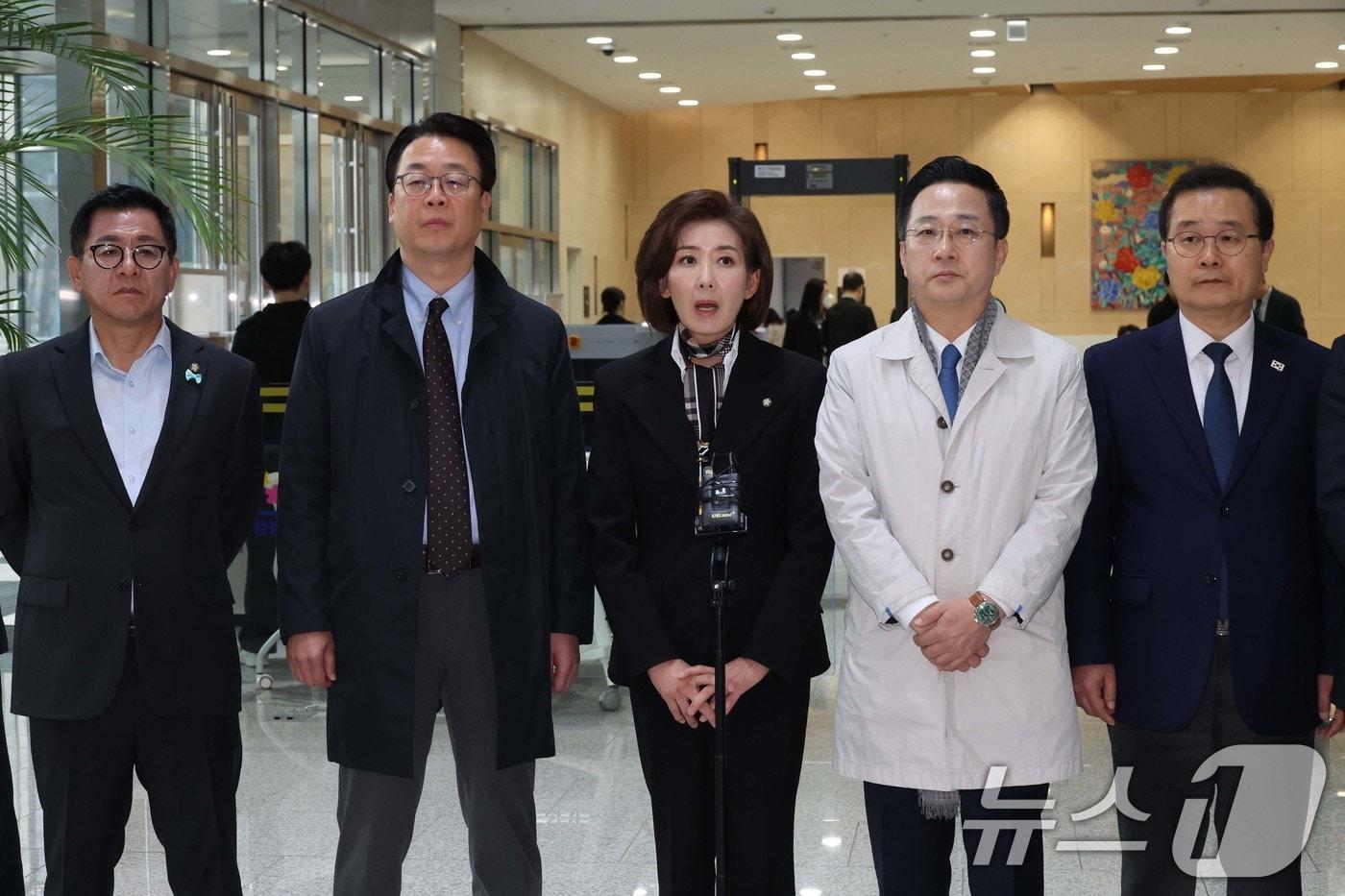 본문 이미지 - 국회 '윤석열 정권 정치검찰 조작기소 의혹 사건 진상규명 국정조사특별위원회'가 '연어 술 파티', '진술 회유 의혹' 검증을 위해 9일 경기 수원지검을 현장 방문한 가운데 나경원 국민의힘을 비롯한 여야 의원들이 브리핑을 하고 있다. 2026.4.9 ⓒ 뉴스1 국회사진기자단