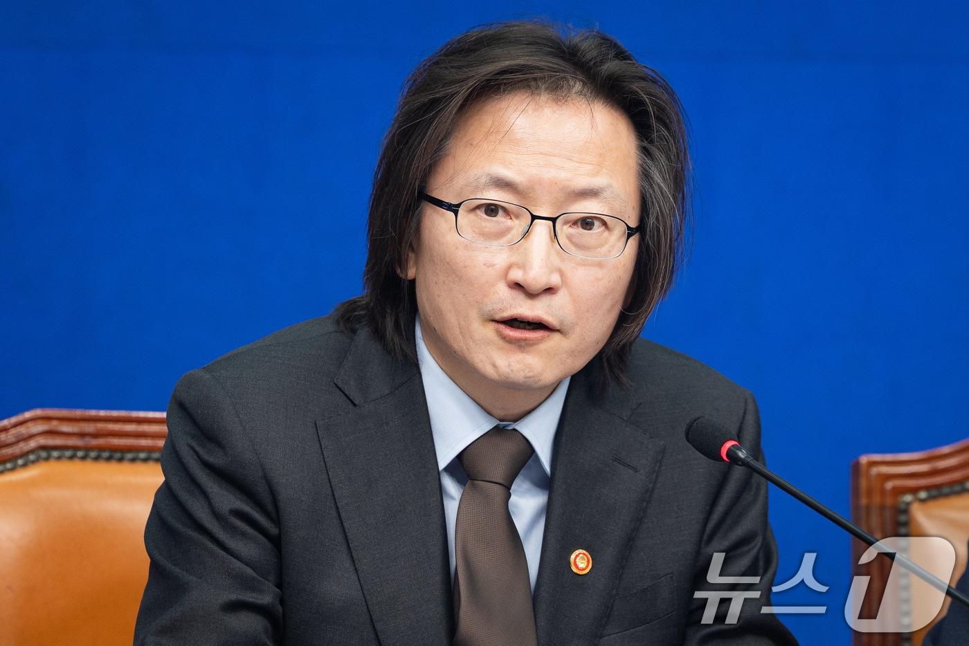 본문 이미지 - 주병기 공정거래위원장이 9일 서울 여의도 국회에서 열린 더불어민주당 중동전쟁 위기 극복을 위한 고통분담 '주유소-정유사 사회적대화 상생협약식'에서 인사말을 하고 있다. 2026.4.9 ⓒ 뉴스1 유승관 기자