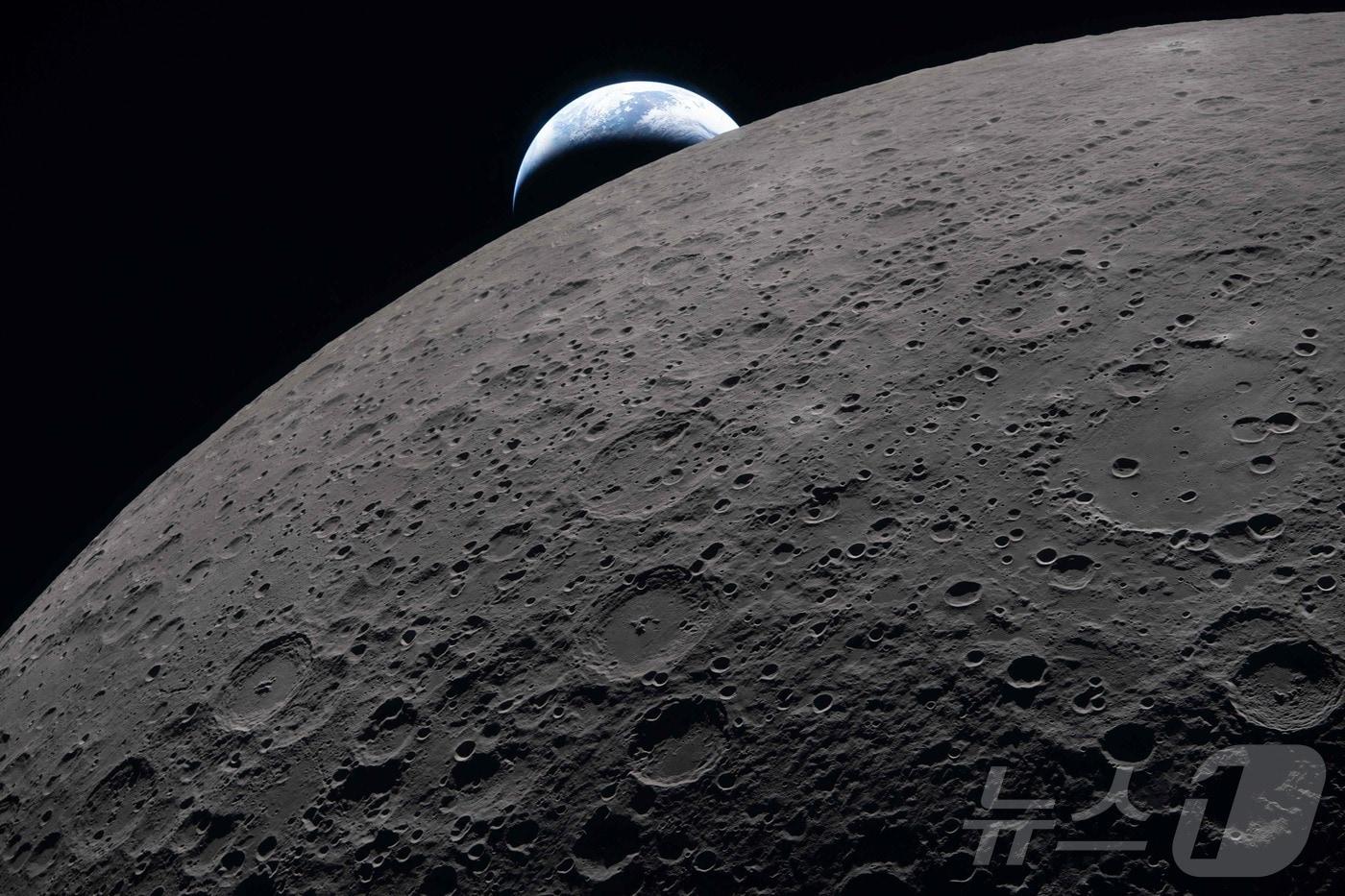 본문 이미지 - 아르테미스 2호에서 바라본 달과 지구. ⓒ AFP=뉴스1