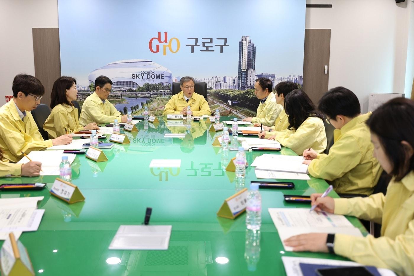 본문 이미지 - 장인홍 구로구청장(가운데)이 구청 르네상스홀에서 열린 '비상경제대책 전담 조직(TF) 회의'에서 부서별 대응 상황을 점검하고 있다.