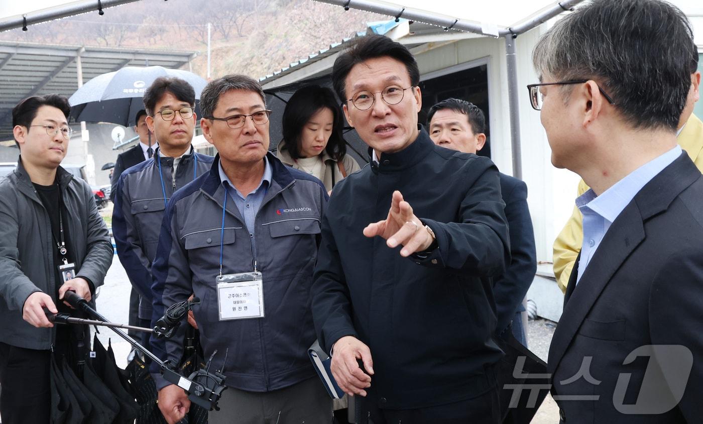 본문 이미지 - 김민석 국무총리가 9일 세종시 장군면의 아스팔트콘크리트 생산업체를 방문해 중동 사태에 따른 건설 자재 수급 리스크 등을 점검하고 원진연 공주 아스콘 대표등 현장에서 업계 의견을 듣고 있다. 2026.4.9 ⓒ 뉴스1 김기남 기자