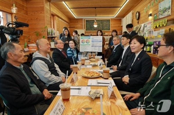 본문 이미지 - 송미령 농림축산식품부 장관이 지난 1일 옥천군 안남면을 방문해 농어촌 기본소득 시범사업 추진 상황을 점검하고 있다. (옥천군 제공. 재판매 및 DB금지)