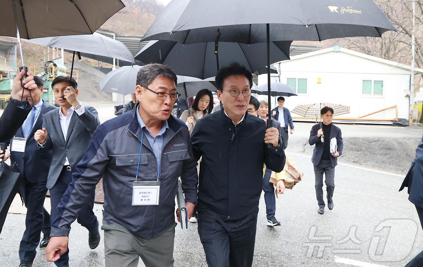 본문 이미지 - 김민석 국무총리가 9일 세종시 장군면의 아스팔트콘크리트 생산업체를 방문해 중동 사태에 따른 건설 자재 수급 리스크 등을 점검하고 원진연 공주 아스콘 대표와 현장을 둘러보고 있다. 2026.4.9 ⓒ 뉴스1 김기남 기자