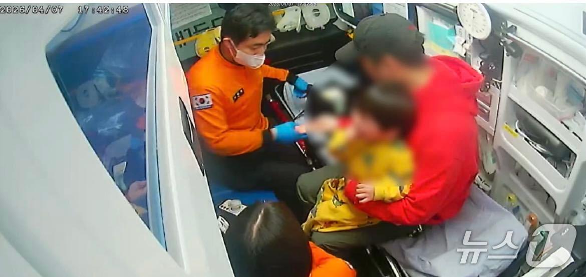 본문 이미지 - 건전지 삼킨 영아 치료하는 강원소방 구급대원들.(횡성소방서 제공, 재판매 및 DB금지)