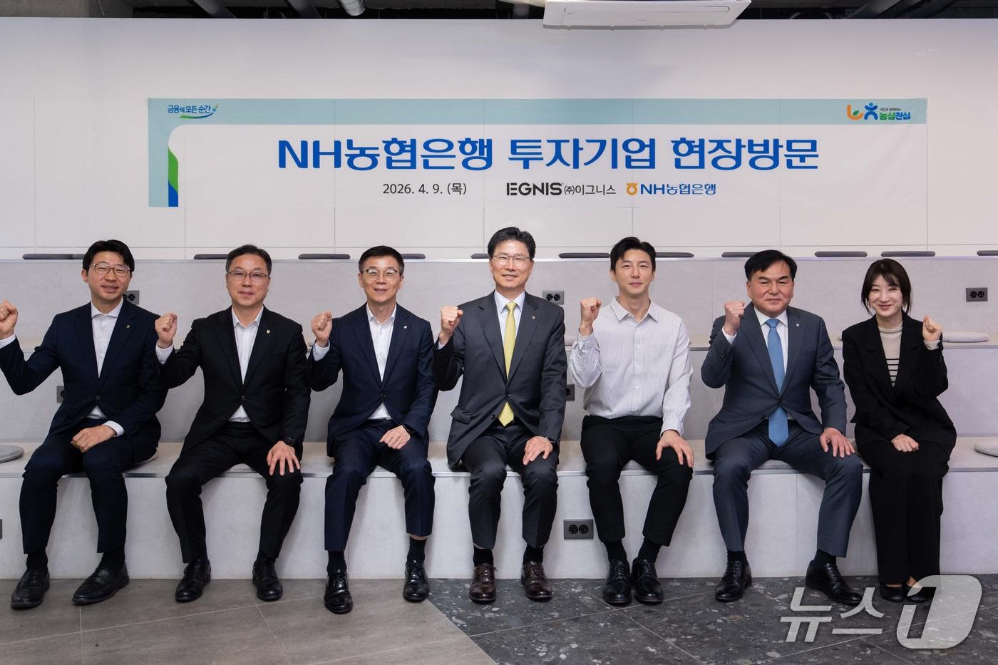 본문 이미지 - NH농협은행 강태영 은행장(왼쪽에서 4번째)과 이그니스 박찬호 대표(왼쪽에서 5번째) 및 임직원들이 9일 기념사진 촬영을 하고 있다. 2026.04.09 / 사진제공=농협은행