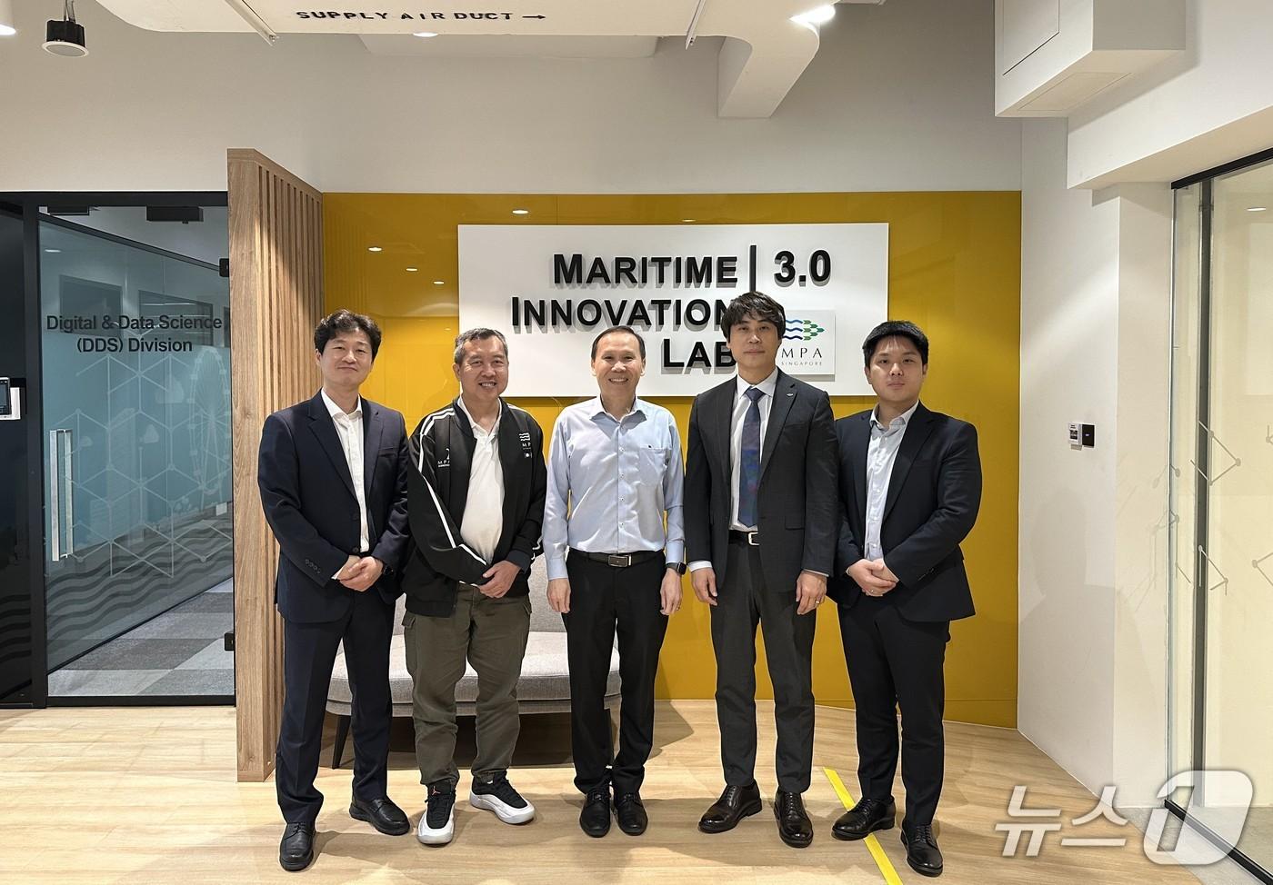 본문 이미지 - 부산항만공사와 싱가포르 MPA 관계자들이 기념촬영을 하는 모습 (BPA 제공. 재판매 및 DB금지)