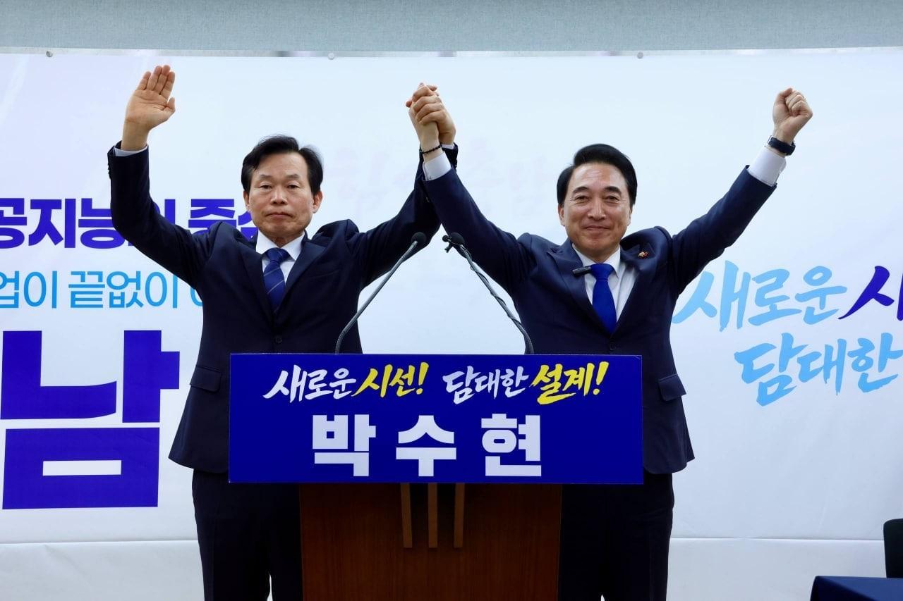 본문 이미지 -  박수현 민주당 충남지사 후보(오른쪽)와 나소열 전 충남 서천군수.(박수현 캠프 제공. 재판매 및 DB금지)/뉴스1