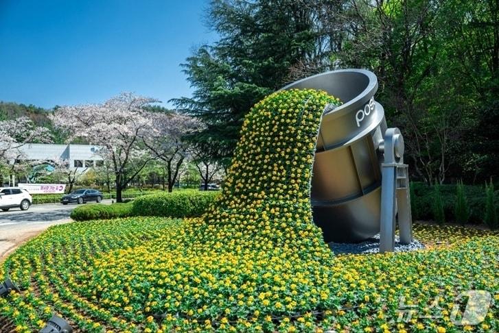 본문 이미지 - 광양제철소 백운아트홀 사거리에 설치된 래들 형태 조형물(광양제철소 제공) 