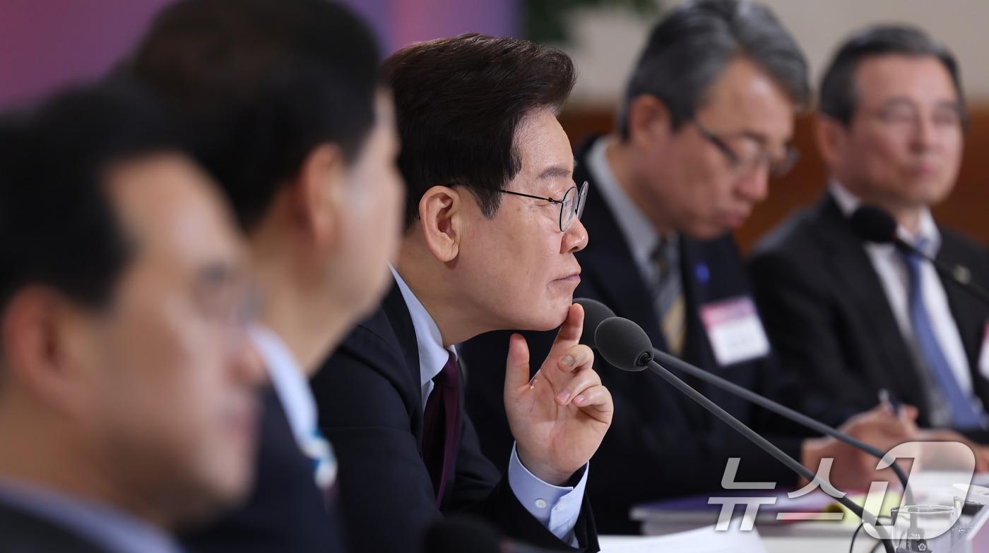 본문 이미지 - 이재명 대통령이 9일 청와대에서 열린 국민경제자문회의 제1차 전체회의에서 참석자들의 발언을 듣고 있다. (청와대통신사진기자단) 2026.4.9 ⓒ 뉴스1 이재명 기자
