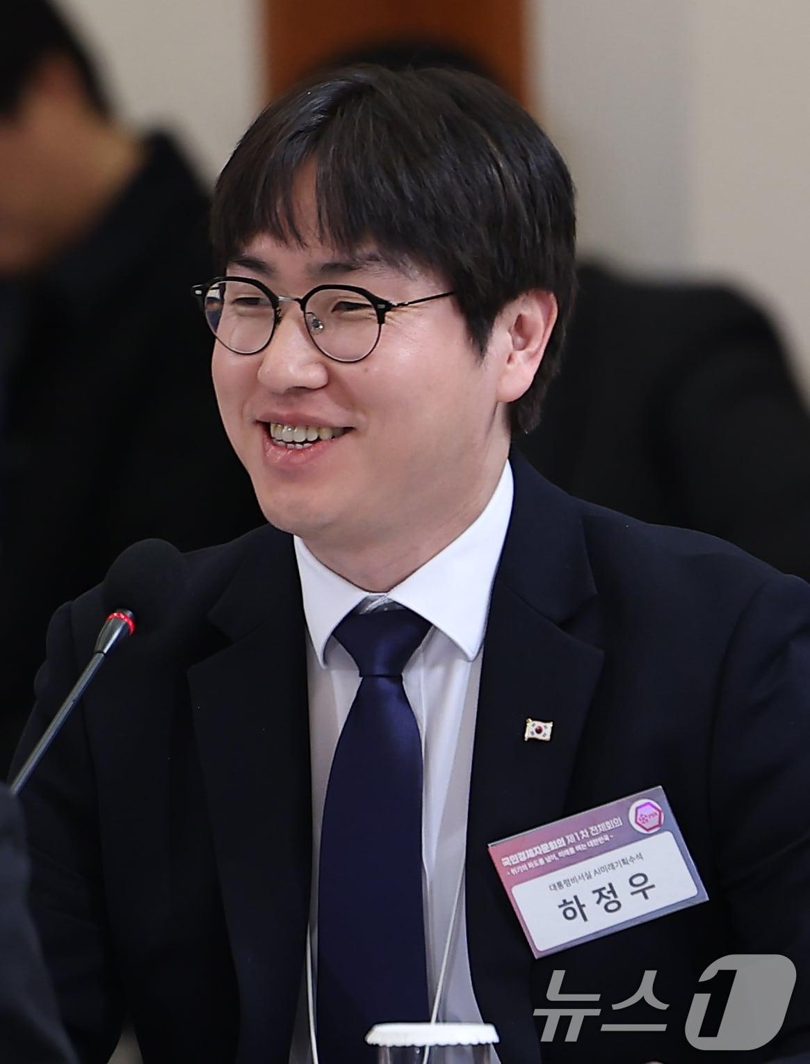 본문 이미지 - 하정우 AI미래기획수석이 9일 청와대에서 열린 국민경제자문회의 제1차 전체회의에서 이재명 대통령 질문에 답변하고 있다. (청와대통신사진기자단) 2026.4.9 ⓒ 뉴스1 이재명 기자