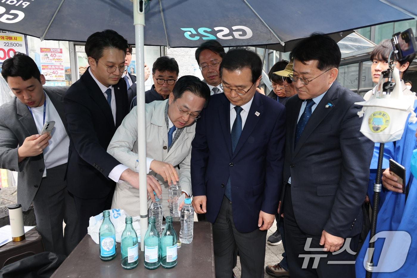 본문 이미지 - 국회 '윤석열 정권 정치검찰 조작기소 의혹 사건 진상규명 국정조사특별위원회'가 9일 경기 수원지검 인근 편의점에서 '당시 쌍방울 직원이 소주를 사서 생수병에 넣었다'는 주장과 함께 현장 재연을 하고 있다. 2026.4.9 ⓒ 뉴스1 국회사진기자단