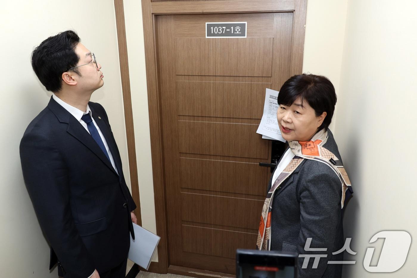 본문 이미지 - 서영교 위원장을 비롯한 국회 윤석열 정권 정치검찰 조작기소 의혹 진상규명을 위한 국정조사 특별위원회 위원들이 9일 서울 서초구 서울중앙지검에 대한 현장 조사에서 영상녹화 조사실을 살펴보고 있다. 2026.4.9 ⓒ 뉴스1 국회사진기자단