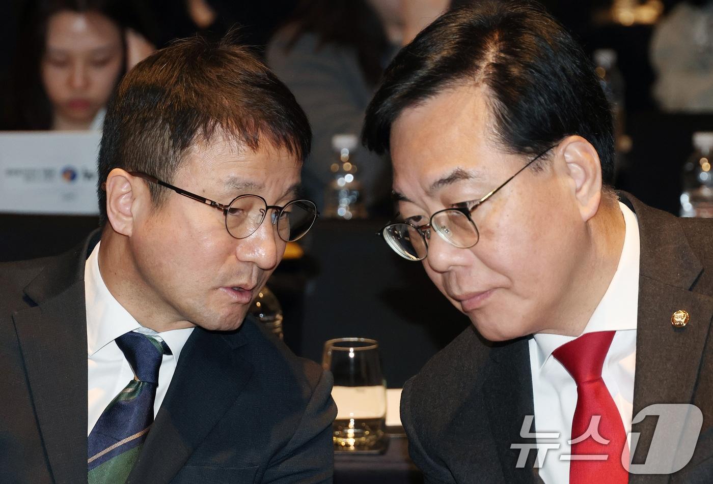 본문 이미지 - 더불어민주당 한병도(왼쪽), 국민의힘 송언석 원내대표가 9일 서울 여의도 페어몬트호텔 그랜드볼룸에서 열린 제14회 서울이코노믹포럼에 참석해 대화하고 있다. (뉴스핌 제공. 재판매 및 DB 금지) 2026.4.9 ⓒ 뉴스1 유승관 기자