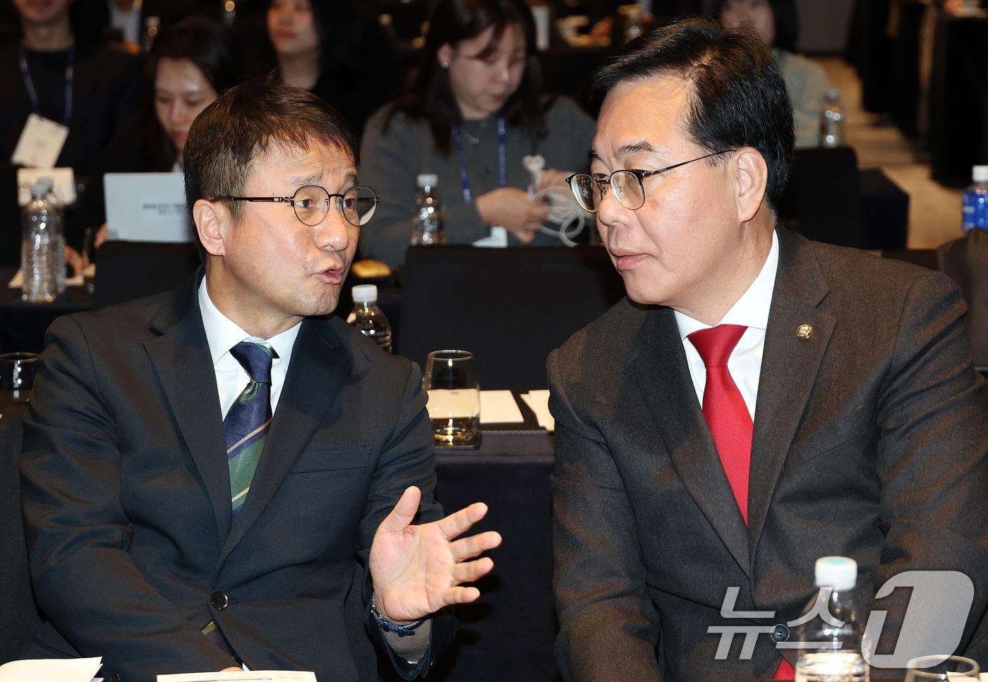 본문 이미지 - 더불어민주당 한병도(왼쪽), 국민의힘 송언석 원내대표가 9일 서울 여의도 페어몬트호텔 그랜드볼룸에서 열린 제14회 서울이코노믹포럼에 참석해 대화하고 있다. (뉴스핌 제공. 재판매 및 DB 금지) 2026.4.9 ⓒ 뉴스1 유승관 기자