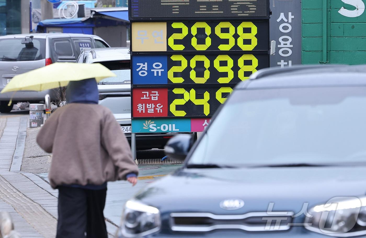 본문 이미지 - 중동 전쟁 영향으로 국내 기름값이 지속 상승하면서 서울 경유 평균 가격이 2000원을 돌파했다. 2차 석유 최고가격제가 시행된 후 14일 만에 160원 이상이 올랐다. 2026.4.9 ⓒ 뉴스1 김성진 기자