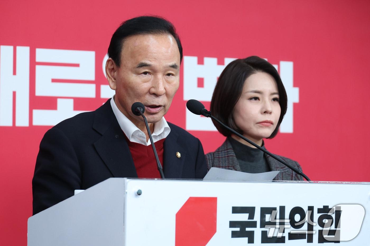 본문 이미지 - 박덕흠 국민의힘 공천관리위원장은 9일 서울 여의도 국회 당사에서 회의 결과 브리핑을 하고 있다. 2026.4.9 ⓒ 뉴스1 신웅수 기자