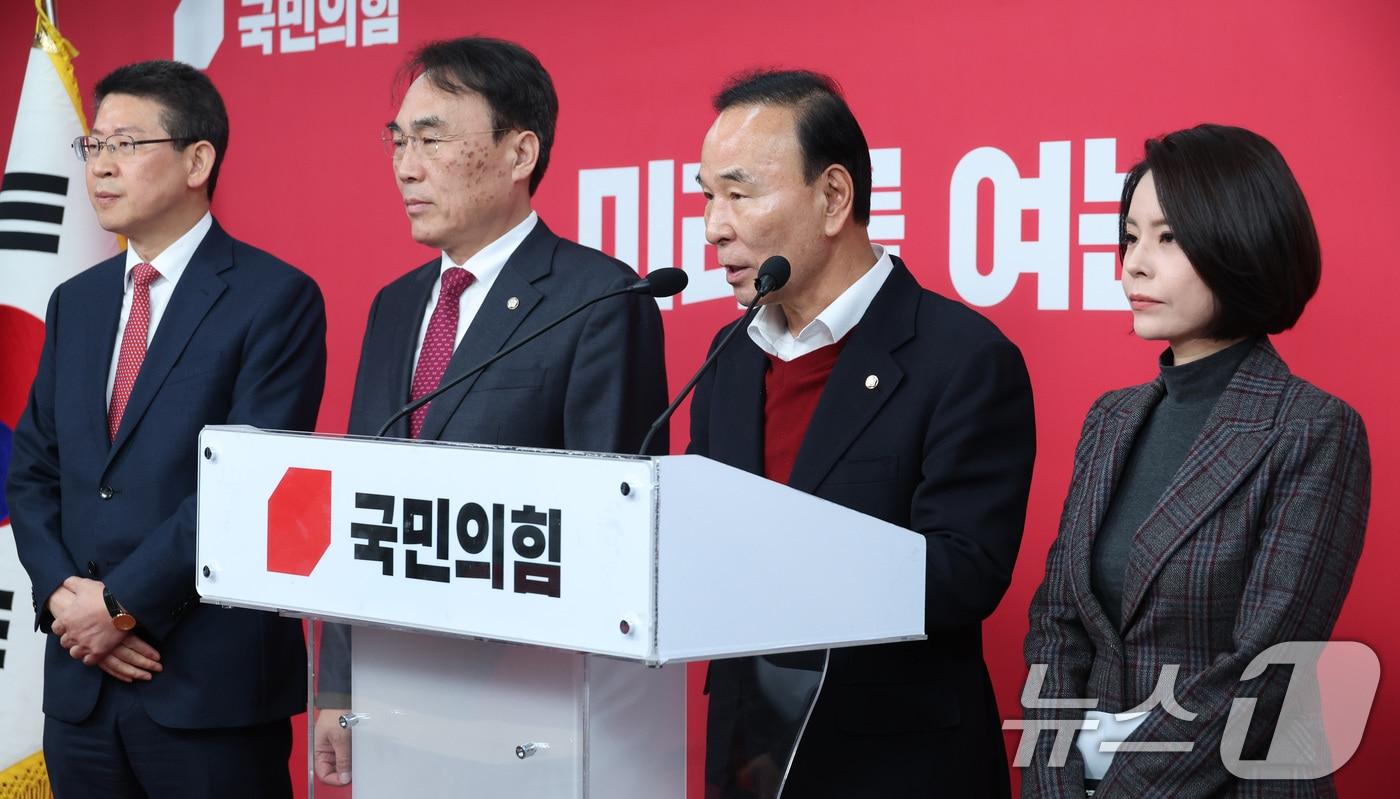 본문 이미지 - 박덕흠 국민의힘 공천관리위원장은 지난 9일 서울 여의도 국회 당사에서 회의 결과 브리핑을 하고 있다. 2026.4.9 ⓒ 뉴스1 신웅수 기자