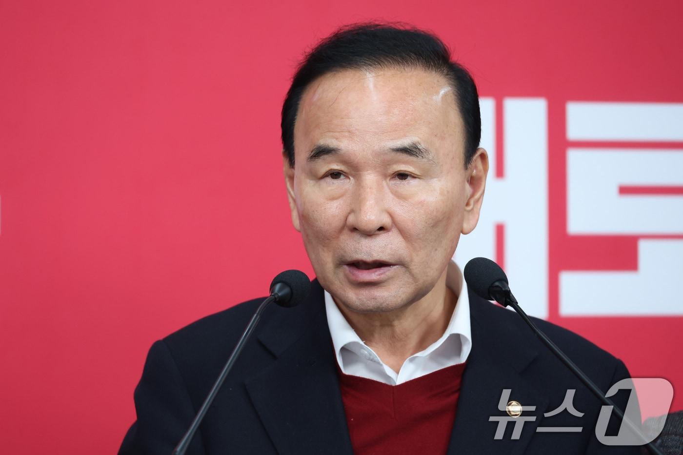 본문 이미지 - 박덕흠 국민의힘 공천관리위원장은 지난 9일 서울 여의도 국회 당사에서 회의 결과 브리핑을 하고 있다. 2026.4.9 ⓒ 뉴스1 신웅수 기자